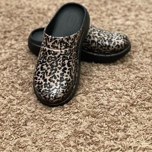 OOFOS Women’s size 9 leopard print clogs!!! Worn twice!!